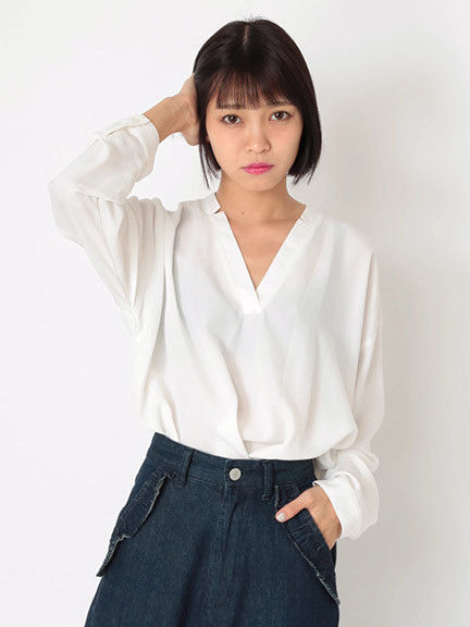 Vネックデザインタックブラウス