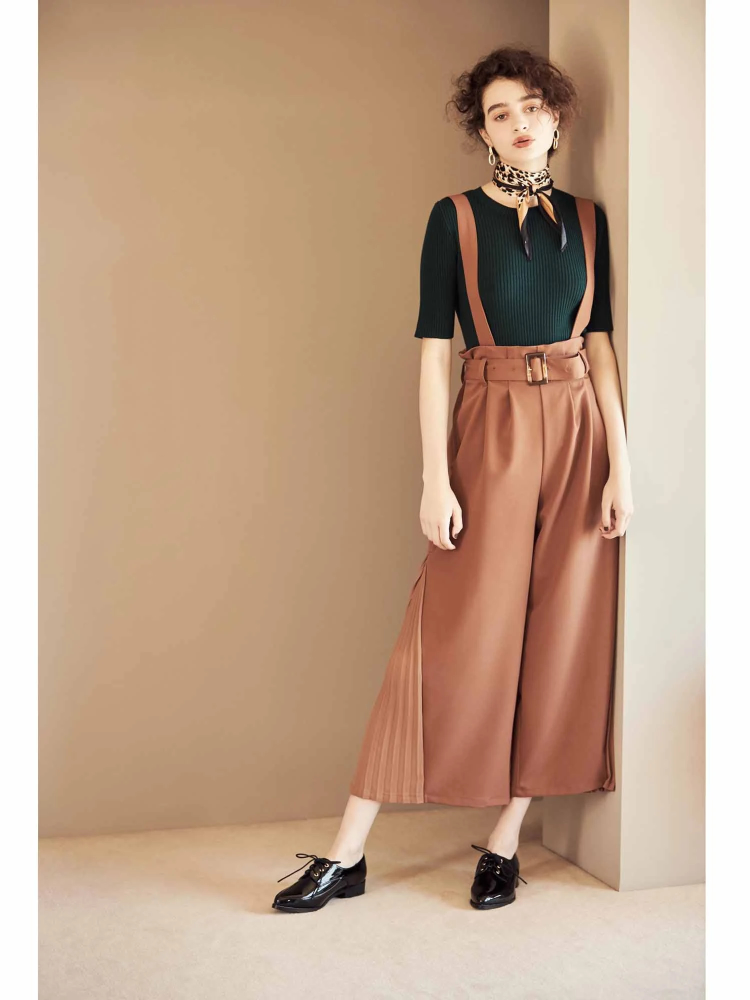 サスペンダー付き脇プリーツパンツ