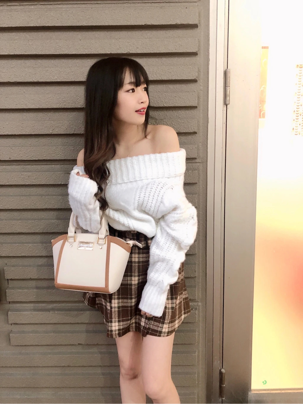 オフショルケーブルニット