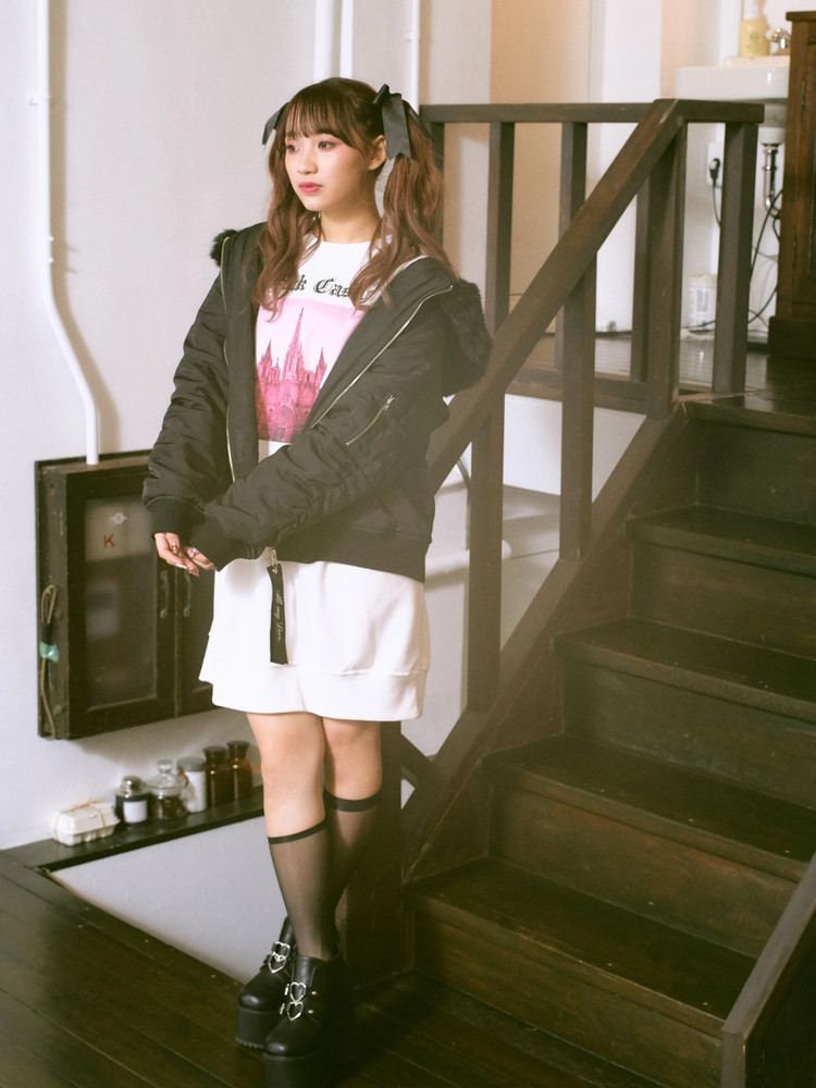 [新品・未使用］アンドラブ　フリル付き中綿ブルゾンタグ付き　らら 新品・未使用］アンドラブ フリル付き中綿ブルゾンタグ付き らら