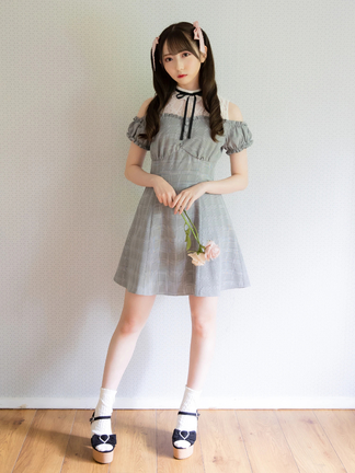 新品 タグ付き✨️kana レース切替タックフレアワンピース ベージュ M 新品 タグ付き✨️kana レース切替タックフレアワンピース