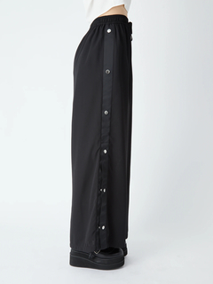 レースが見えるワイドパンツ