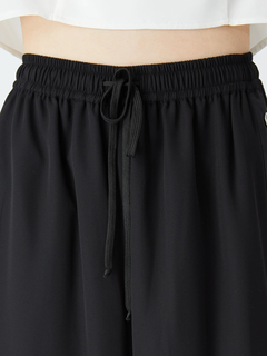 レースが見えるワイドパンツ