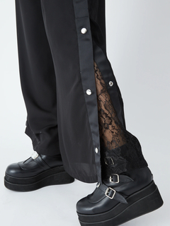 レースが見えるワイドパンツ