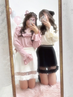 サテンブラウス